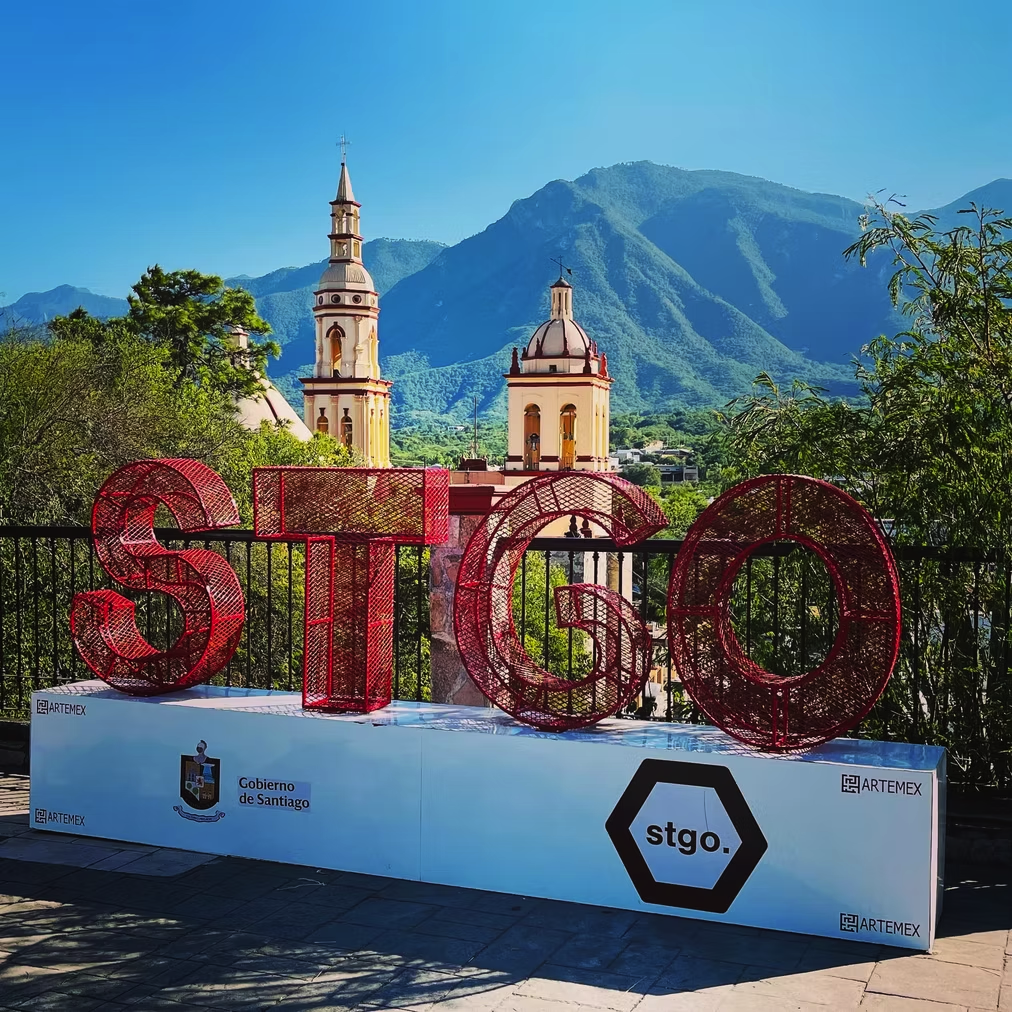 Cola de Caballo & Villa de Santiago