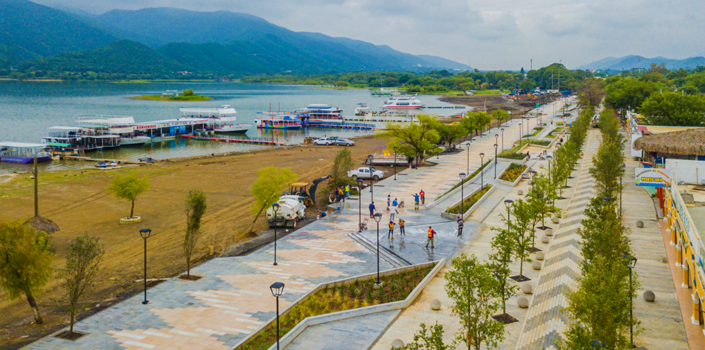 Cola de Caballo & Villa de Santiago